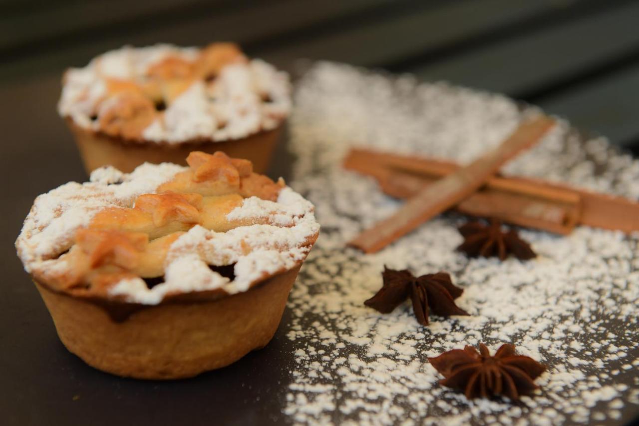 Radisson Blu Hotel Guwahati Exterior foto A traditional Dutch apple pie
