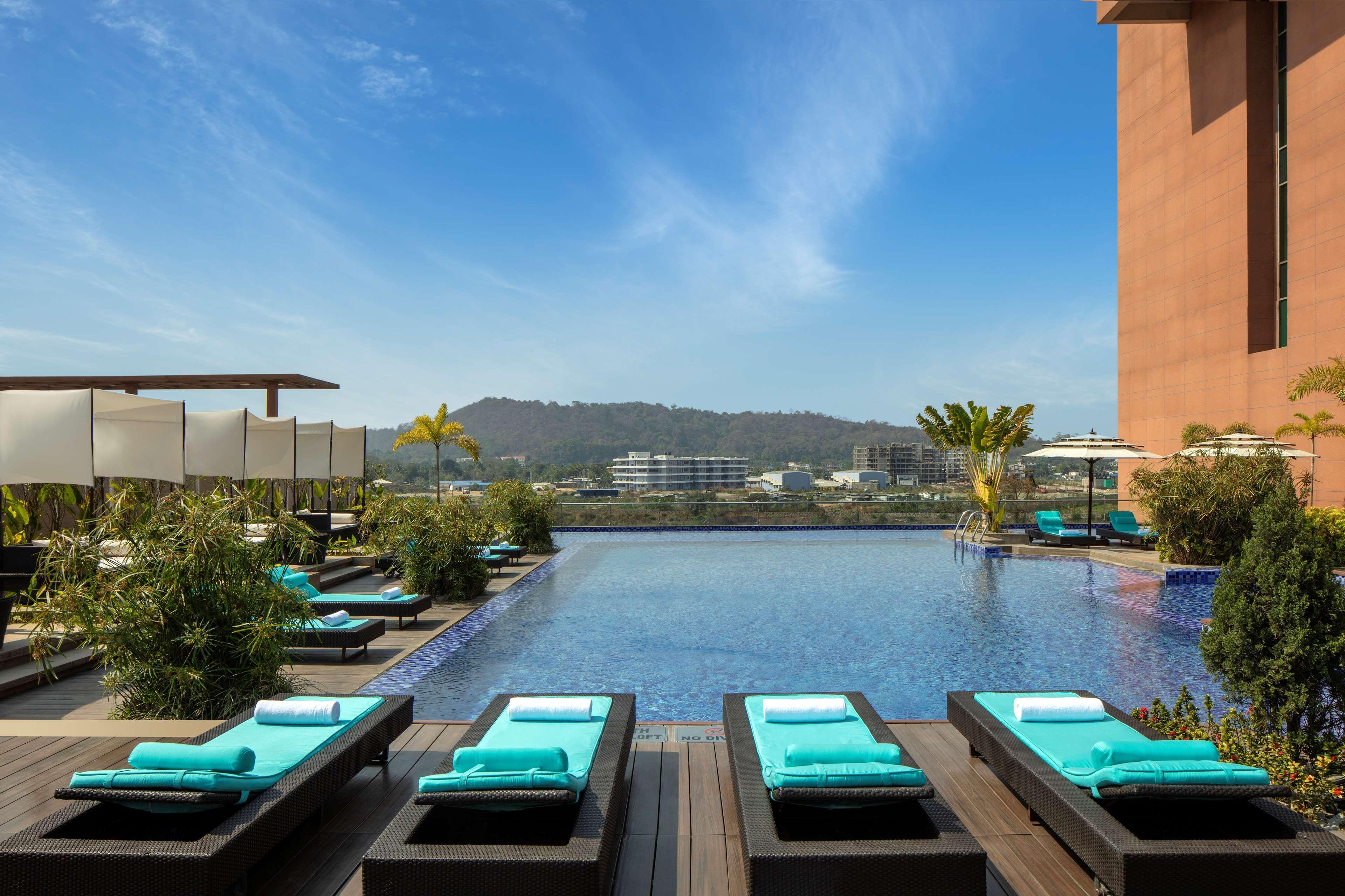 Radisson Blu Hotel Guwahati Exterior foto The pool at the hotel