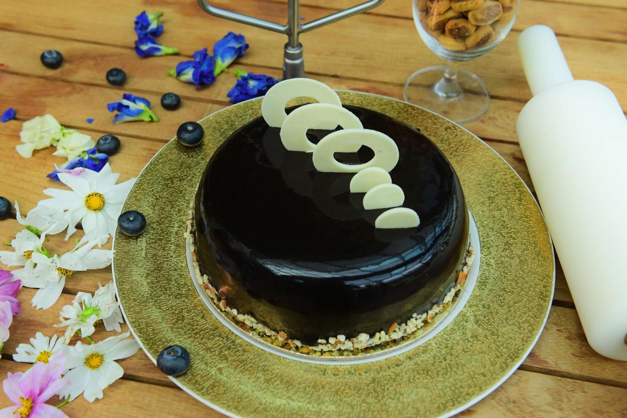 Radisson Blu Hotel Guwahati Exterior foto A chocolate cake