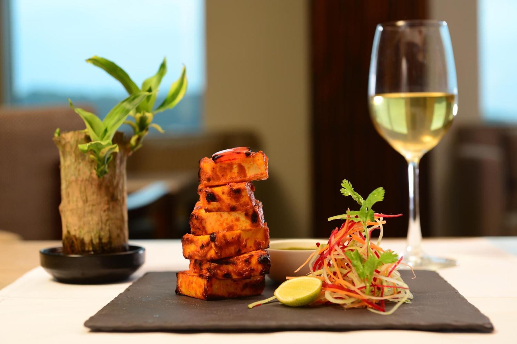 Radisson Blu Hotel Guwahati Exterior foto Paneer tikka