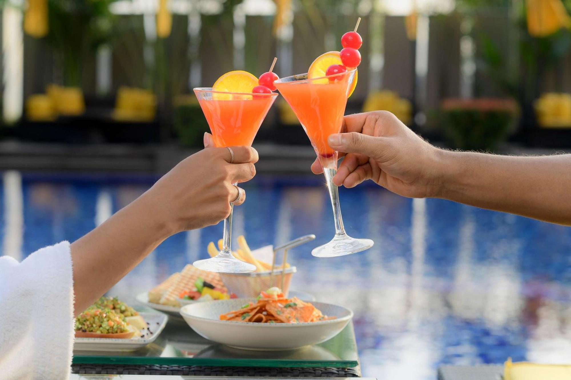 Radisson Blu Hotel Guwahati Exterior foto A couple toasting with cocktails